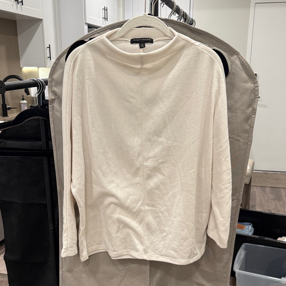 🟡 $25 SALE - Banana Republic white cream sweater
